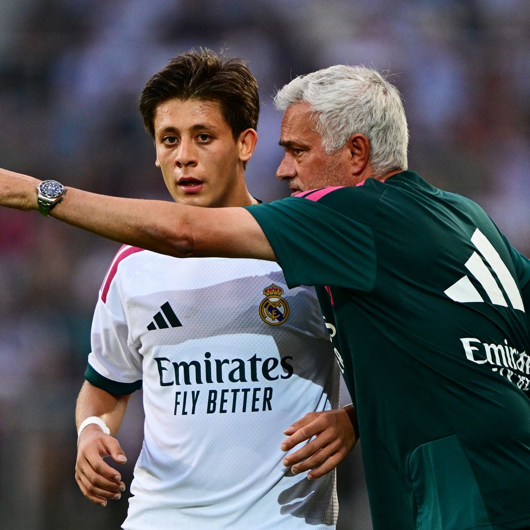 José Mourinho y Arda Güler, del Real Madrid, en un partido de pretemporada